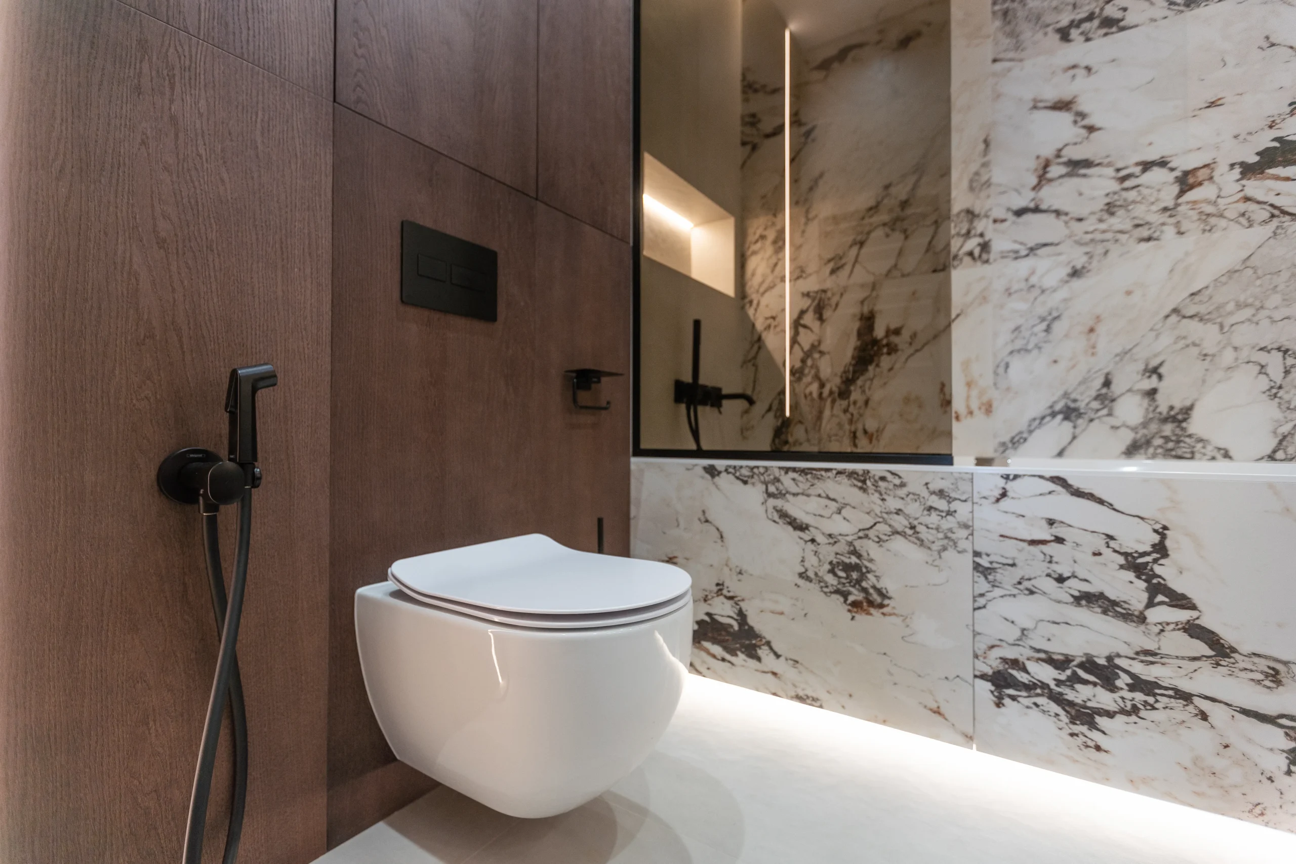 baño con paredes y suelos de mármol