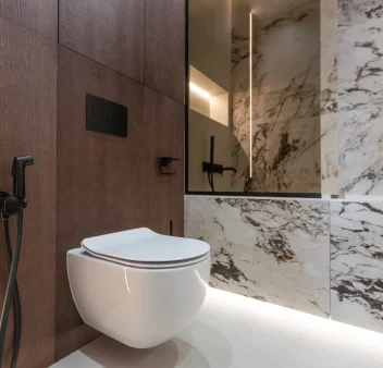 baño con paredes y suelos de mármol